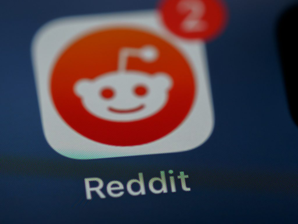 Reddit 광고 숨기기 기능 출시: 사용자 제어 강화 및 광고 품질 중요성 증가
